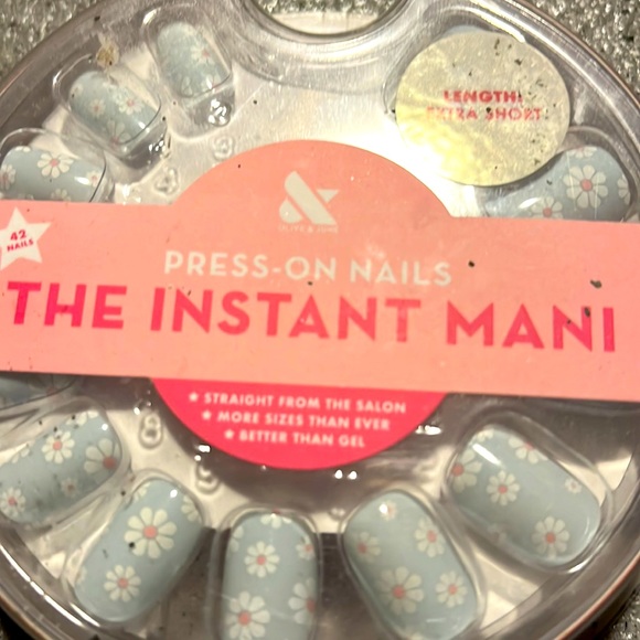 New in box extra short length baby blue white daisies presson nails instant Mani - Picture 1 of 6